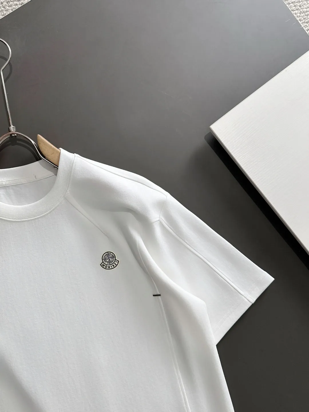 Next day shipment P300 High version Stone lsland/Stone Island 25ss spring and summer new high-end T-shirt Made with machines imported from Italy. Truly the most luxurious and high-quality style that you can wear with your eyes closed. Heavy combed fabrics. High-strength and heavy-weight fabrics feel substantial when weighed. The upper body is more textured than ordinary T-shirts and is not easy to deform. This texture can cope with the weather, absorb sweat and breathable, and is suitable for both hot and cold conditions! Perfectly produced with reference to the original stitch and stitch! The loose fit design is super noble. Custom-woven signature ribbed collar, cuffs, and hem. Really rare and rare goods Size: M-XXXL